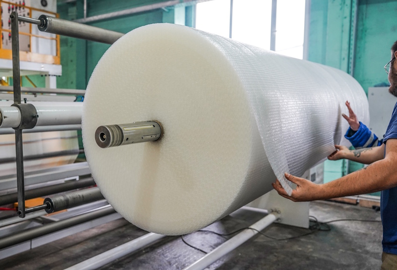 Как делают воздушно-пузырьковую плёнку Как делают воздушно-пузырьковую плёнку