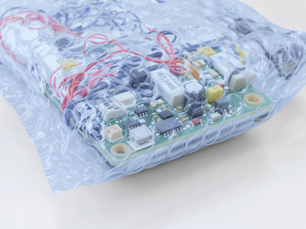 упакованные в пузырчатую пленку микросхемы.jpg